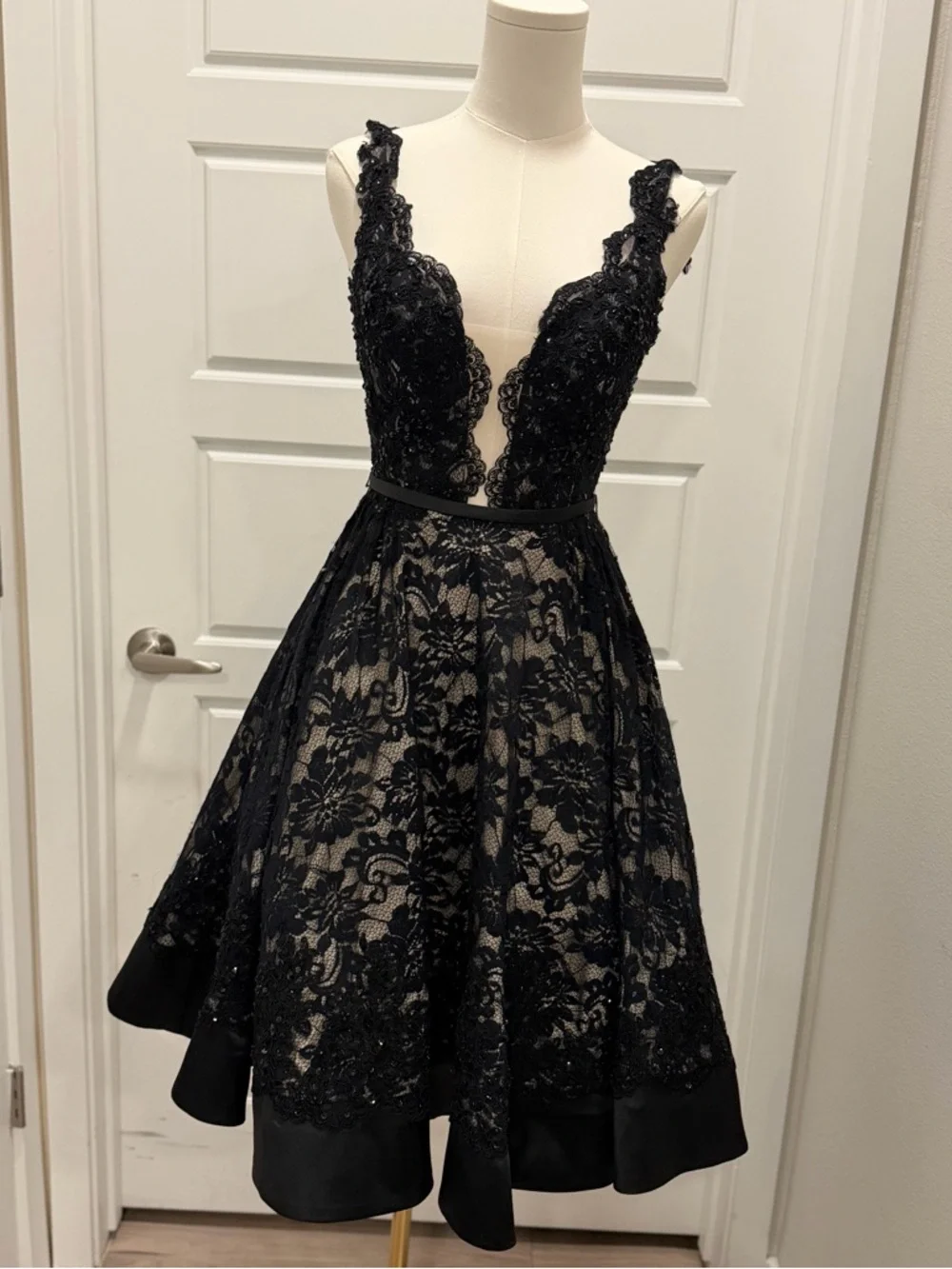 🔥Mac Duggal Black Lace Midi Dress with Nude Illusion Bodice - Picture 3 of 11